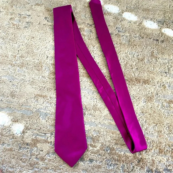 Calvin Klein Solid Pink 100% Silk Neck Tie - Picture 1 of 5